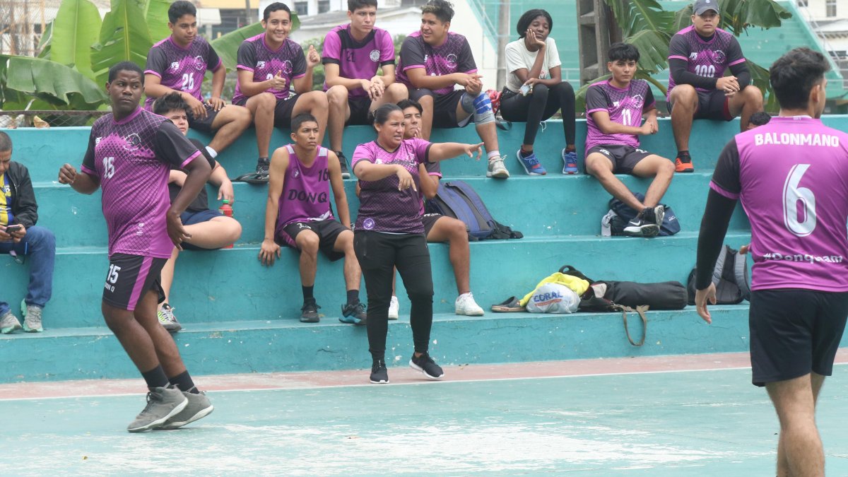 La profesora Yajaira Mosquera Escobar es la encargada de dirigir a los jugadores, hombres y mujeres.