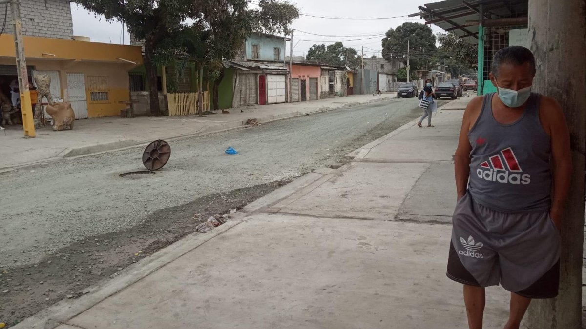 Cuatro criminales en dos motocicletas atentaron en contra de un grupo de personas que jugada naipes en un parterre.