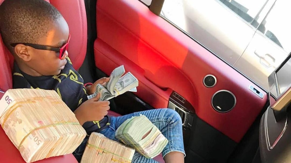 El pequeño, de 10 años, es hijo de uno de los hombres más ricos de Nigeria.