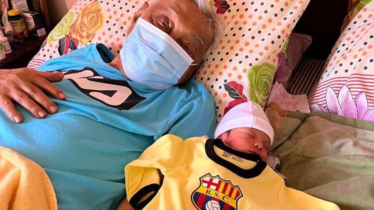 Luciano Macías y su bisnieto Dante, a quien ya se lo imaginó en la alineación del  Barcelona.