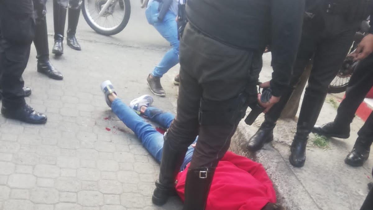 Momento en que apresaron a uno de los sospechosos detenido y cerca a él un arma que mandaron a analizar.