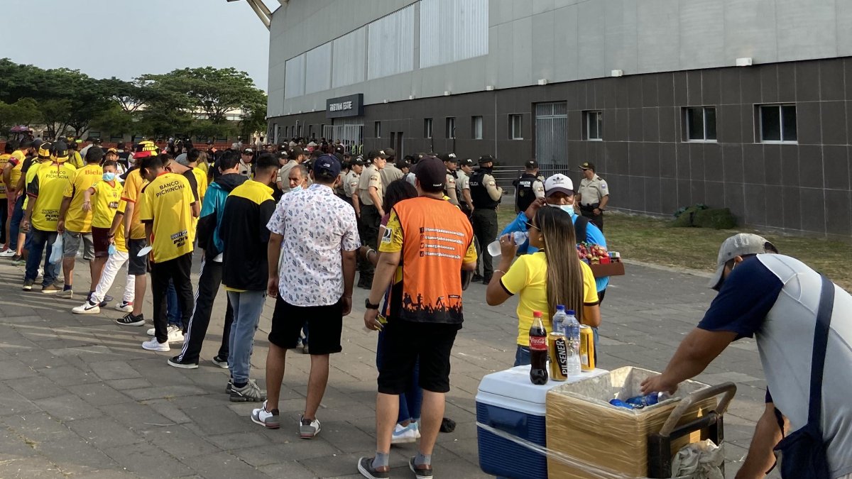 Los hincha de Barcelona ingresando al estadio Chucho Benítez.
