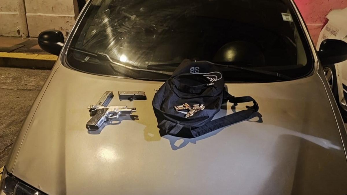 Entre las evidencias, además del arma, está el vehículo, el cual portaba una placa que no le correspondía.