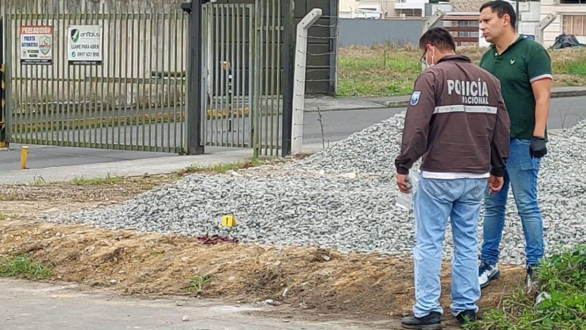 Los investigadores levantaron indicios en el lugar de los hechos.