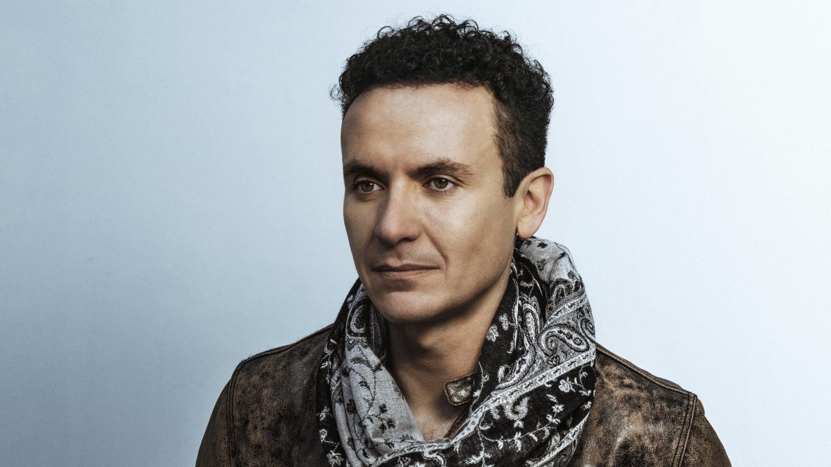 Juan Fernando Fonseca Carrera, conocido artísticamente como Fonseca, es un cantautor colombiano.