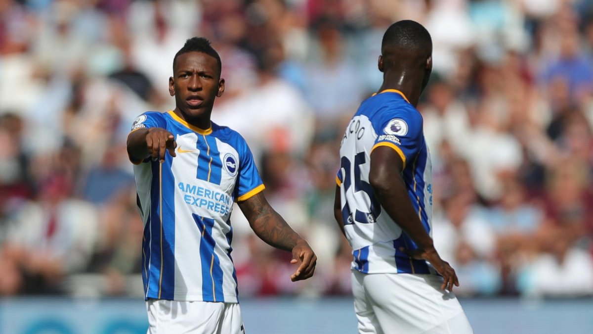 Pervis Estupiñán en acción con el 30 y Moisés Caicedo con el 25 de Brighton de Inglaterra.