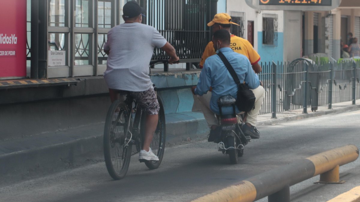 Entre las principales imprudencias está el ir por vías rápidas, junto a los carros, o invadir el carril exclusivo para los buses de la metrovía.