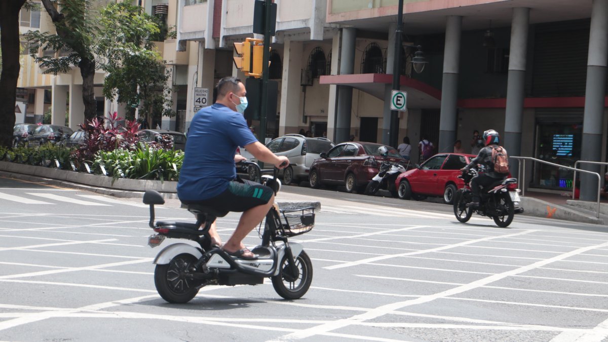 El uso de bicicletas y motos eléctricas es bastante frecuente en Guayaquil.