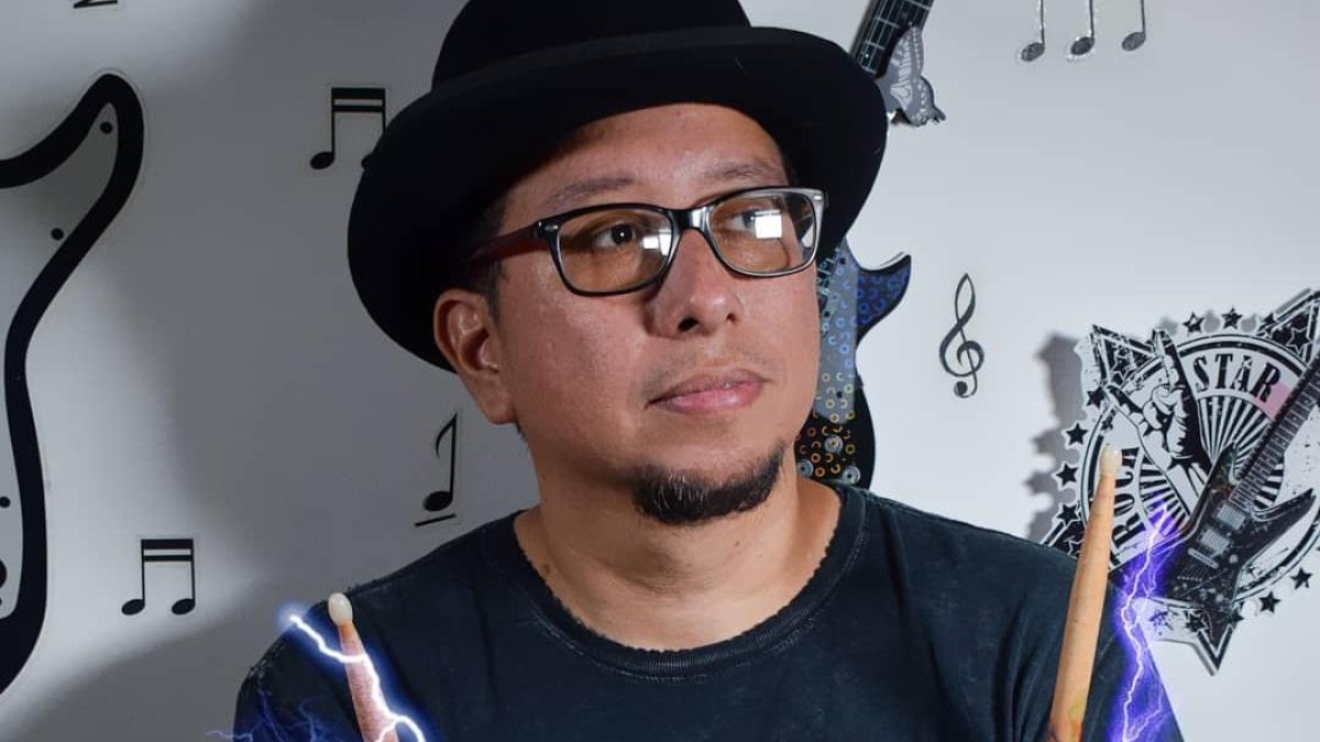 El artista producia temas de varios cantantes ecuatorianos.