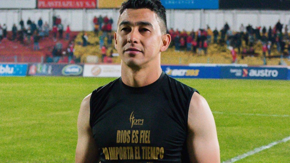 Efren Mera y su camiseta que no la subieron en LigaPro después de darle la premiación.