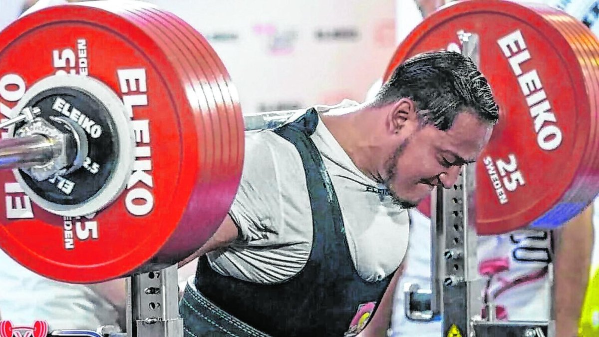 Moisés Villón, deportista guayasense, muestra su destreza con las pesas, gracias a la cual fue medalla de oro en suelo turco, dejando en alto el nombre del país.