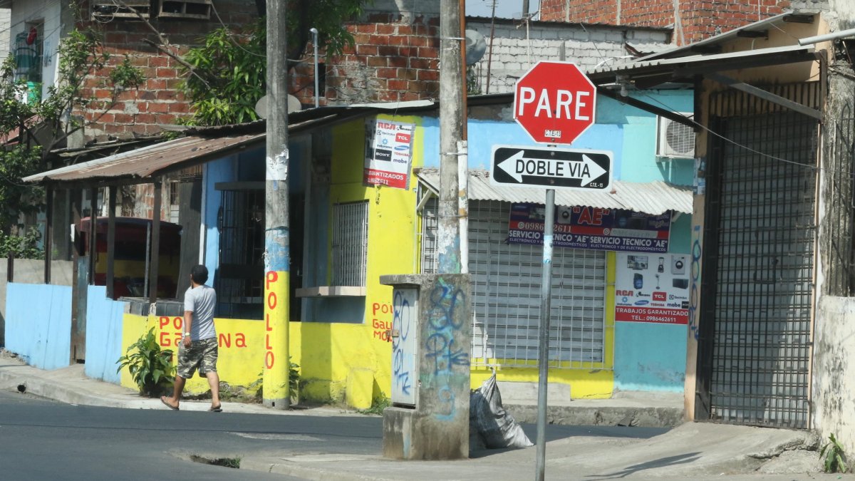 En calles aledañas a las del asadero en donde se produjo el estallido y posterior asesinato,  algunos negocios lucen cerrados. Es un efecto visible del temor que tienen sus propietarios.