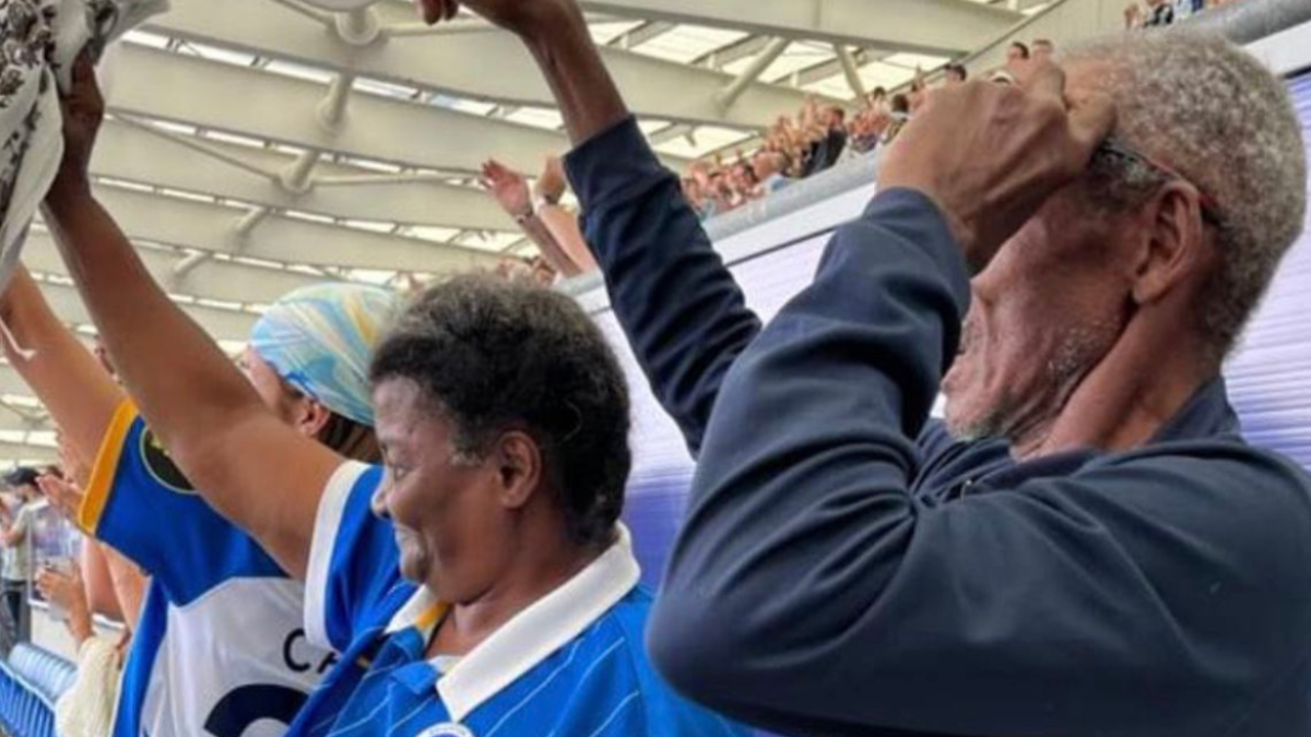 Moisés Caicedo llevó a sus padres a vivir con él a Inglaterra.