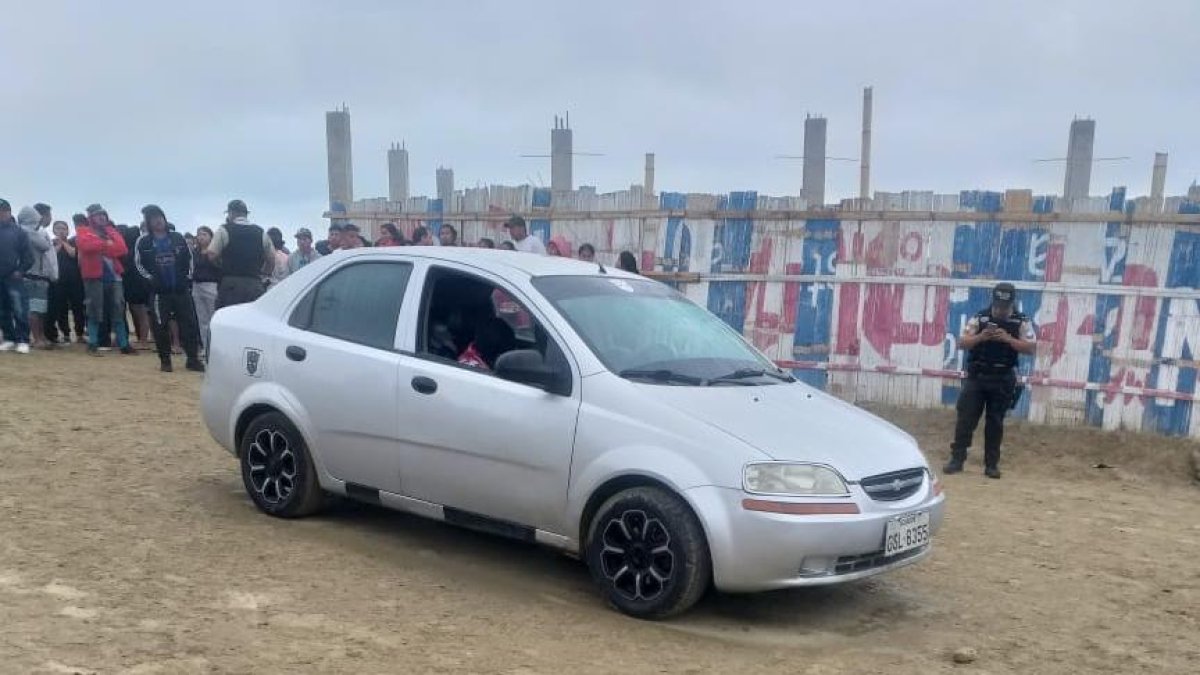 Las víctimas se movilizaban en un auto plomo.