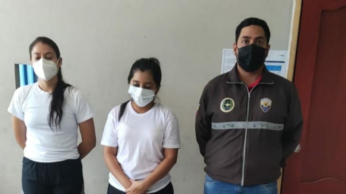 La militar (la primera de izquierda a derecha) fue puesta a órdenes de las autoridades.