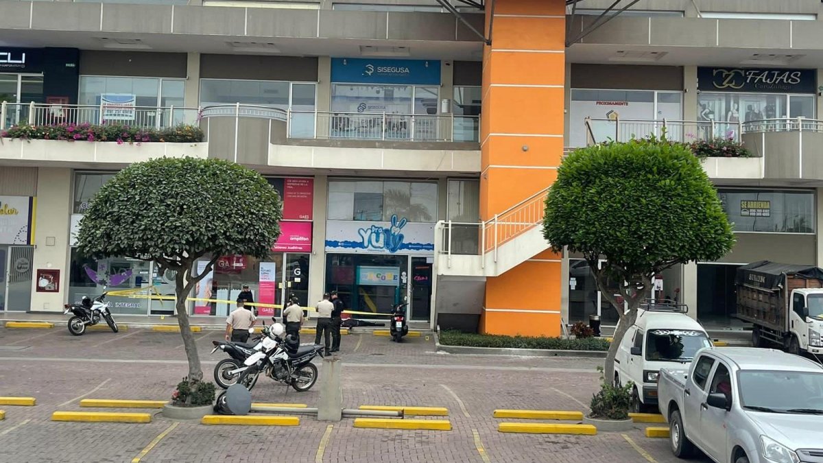 En el exterior del centro comercial se registró el delito.