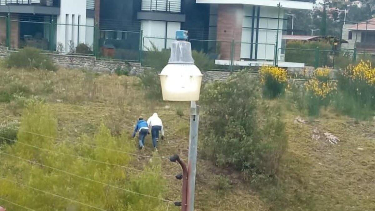Presuntos delincuentes huyeron hacia la maleza de la ciudadela de Cuenca.