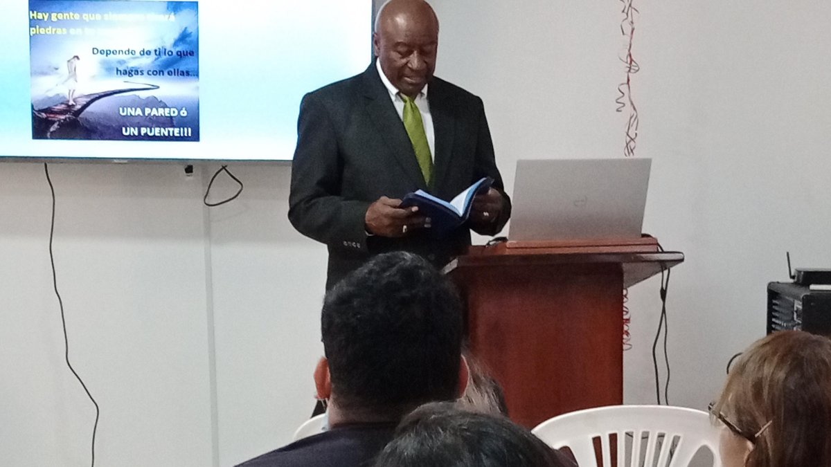 Milton Rodríguez impartiendo la palabra de Dios, al sur de Guayaquil.