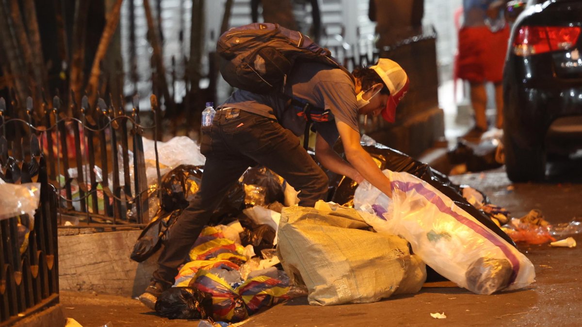 En la Bahía de Guayaquil, recicladores esparcen la basura y se 'arma' la cochinada - Vimarsana News