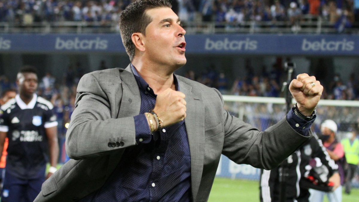 El entrenador de Emelec Ismael Rescalvo el mejor DT de la fecha 7 de LigaPro.