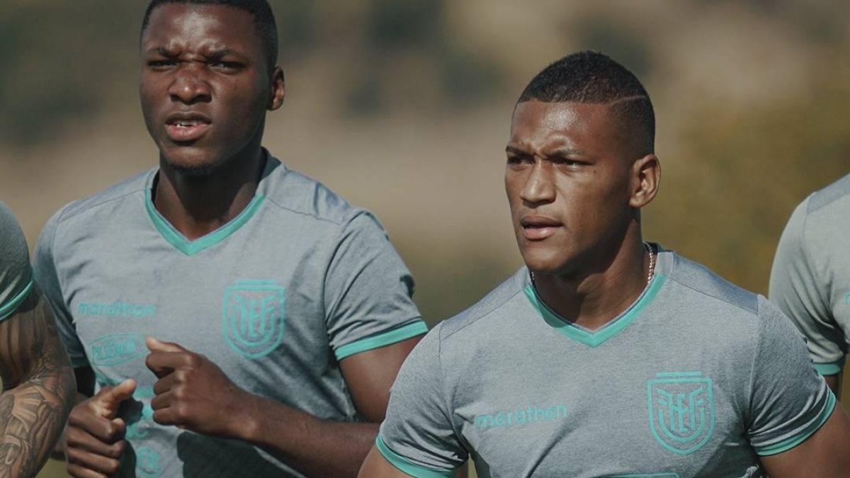 Los volantes Moisés Caicedo y Carlos Gruezo durante uno de los entrenamientos de la selección nacional en España.