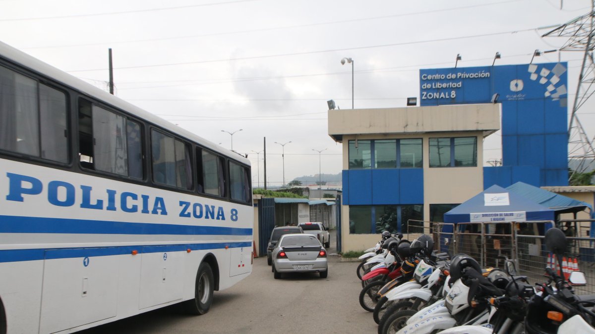 Vídeos captaron los juegos pirotécnicos en la cárcel de  Guayaquil.