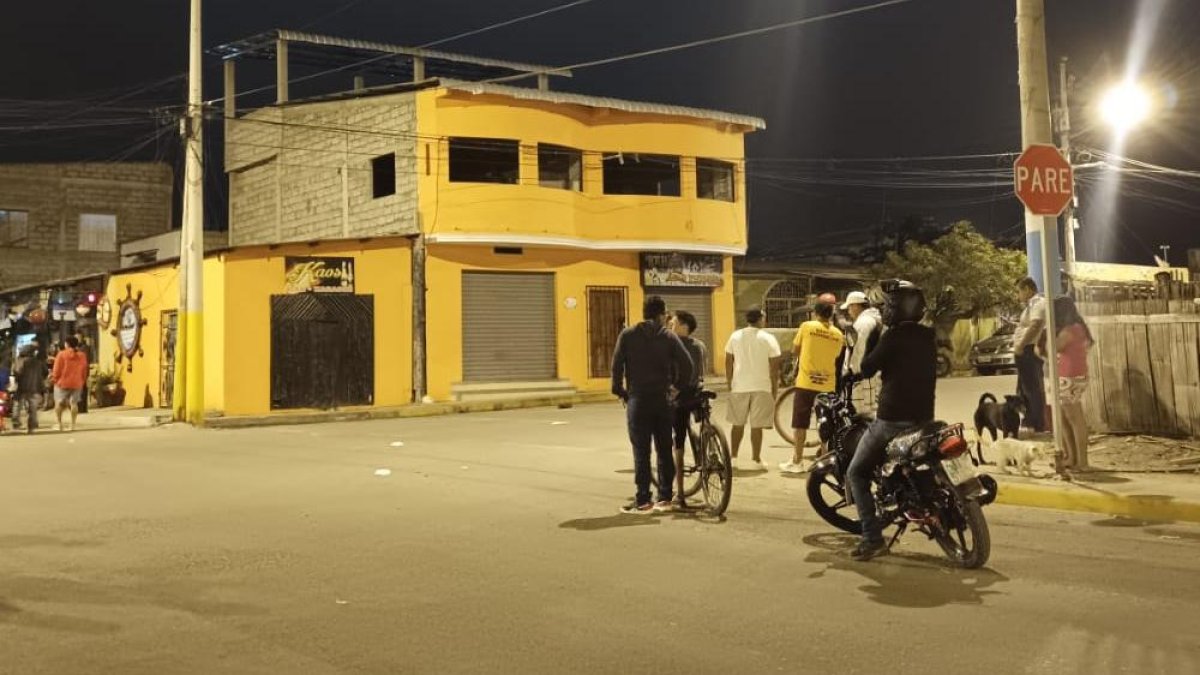 Una mujer entró a un local donde trabajaban una joven y le disparó.