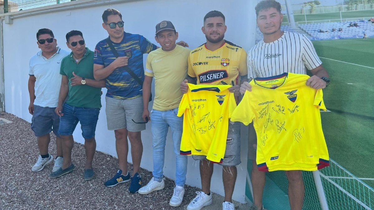 Un grupo de compatriotas llegó hasta la Torre Resort en Murcia, donde Ecuador 
hizo su último entrenamiento.