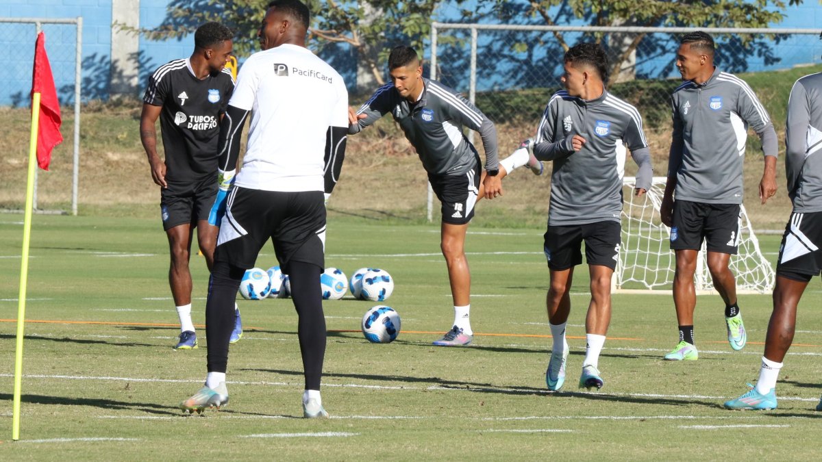 Emelec sigue trabajando en poder alcanzar a Aucas. Son cinco puntos de diferencia que tienen.