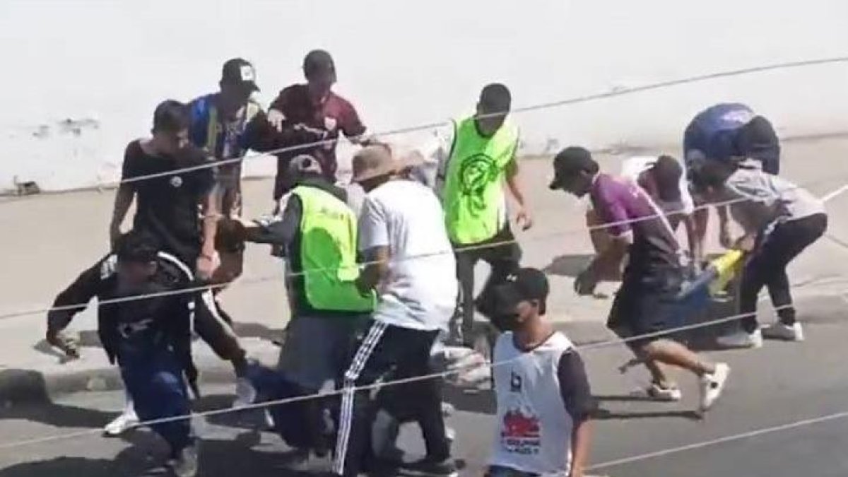 En las redes sociales se viralizó el video donde se observa a un hincha del Manta ser golpeado por supuestos aficionados de Defín.