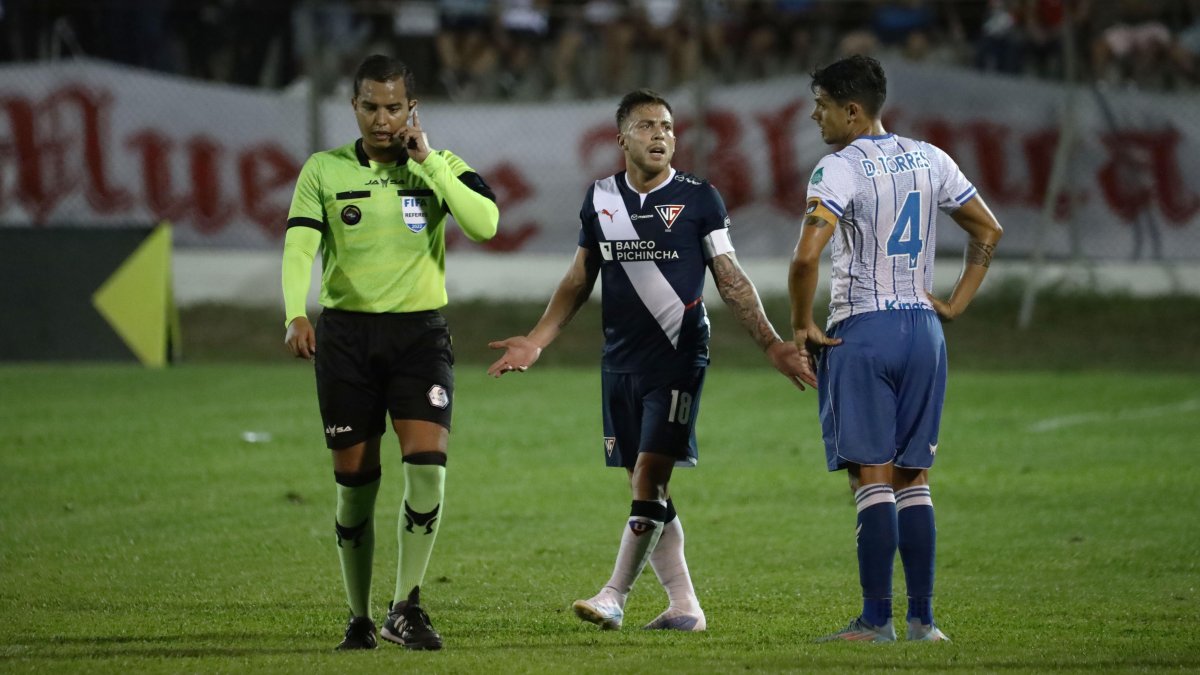 El árbitro Marlon Vera (i) fue duramente cuestionado tras el polémico partido que dirigió entre 9 de Octubre y Liga de Quito.