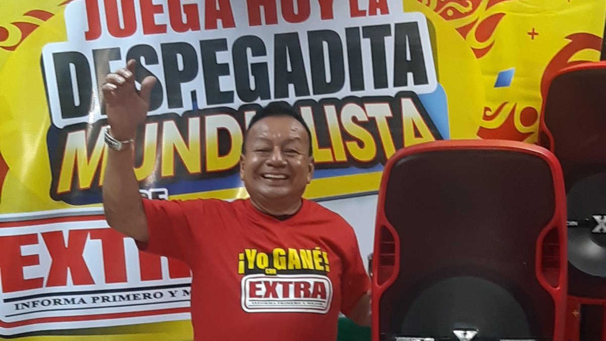 Julio Patiño posó felizote con el parlante que se ganó en la Despegadita Mundialista.