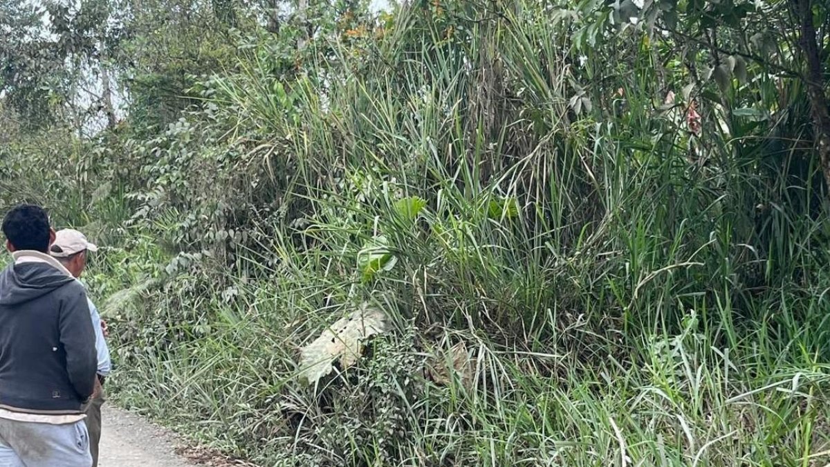 Los moradores del sector se acercaron para constatar al cadáver mutilado.