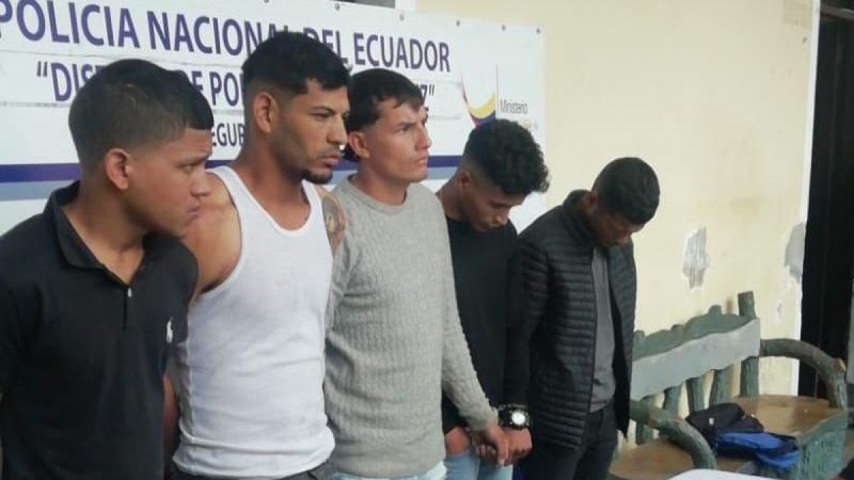 Cinco extranjeros fueron  detenidos por tenencia de armas. Se paseaban con una metralleta en el centro de la ciudad. La policía la encontró debajo de una cama.