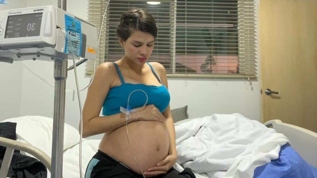 La modelo ya presenta contacciones, pero quiere tenerlo en su vientre lo más que pueda.