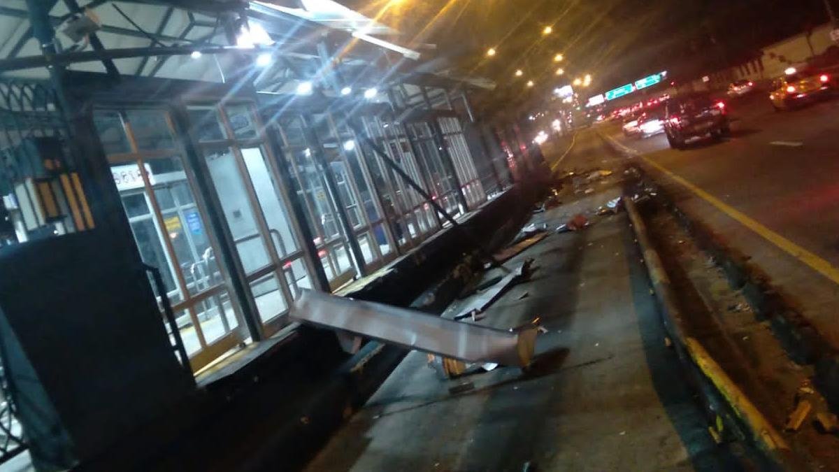 En esas condiciones quedó la parada. Parte de la cubierta resultó afectada.