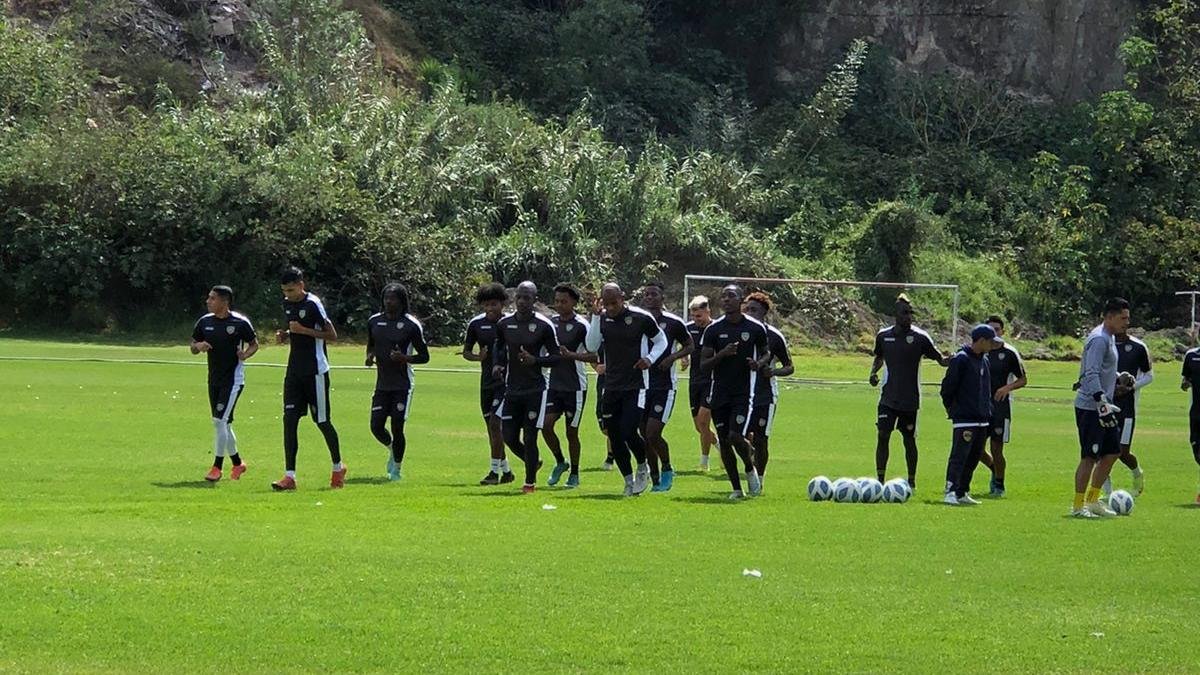 Juan Carlos Paredes (tercero desde la izquierda) formó parte del entrenamiento matutino del Cumbayá, el lunes 10 de octubre