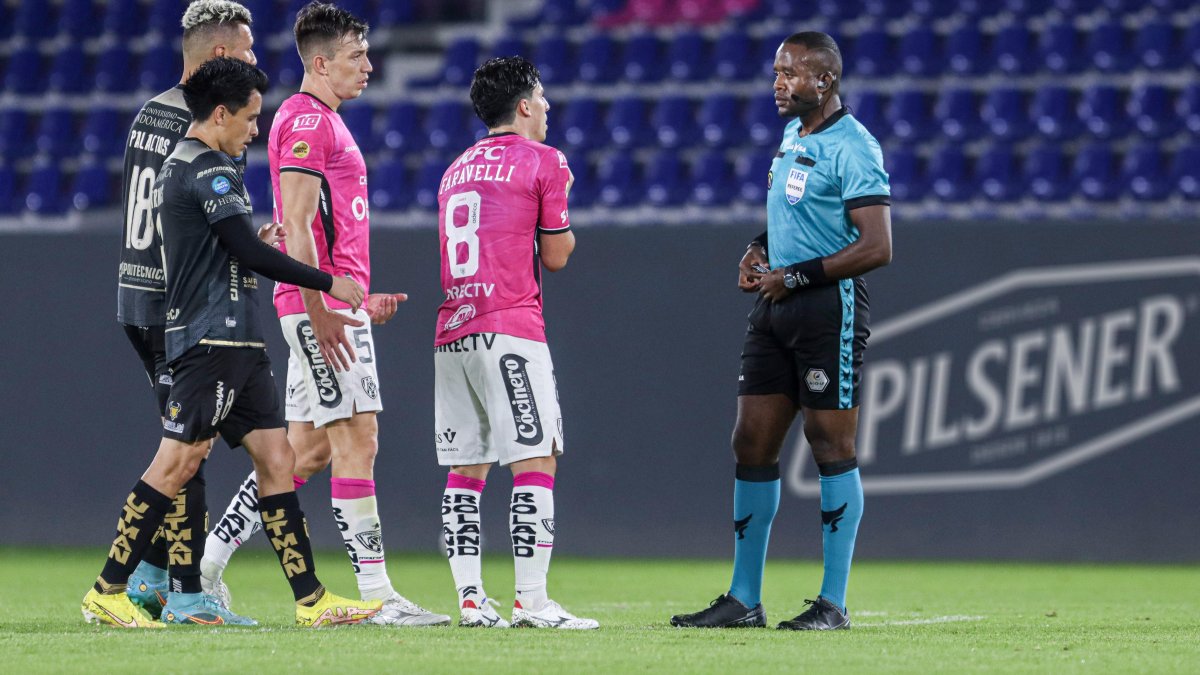 Los jugadores de Independiente del Valle reclamaron al árbitro Franklin Congo tras el gol de Técnico Universitario.
