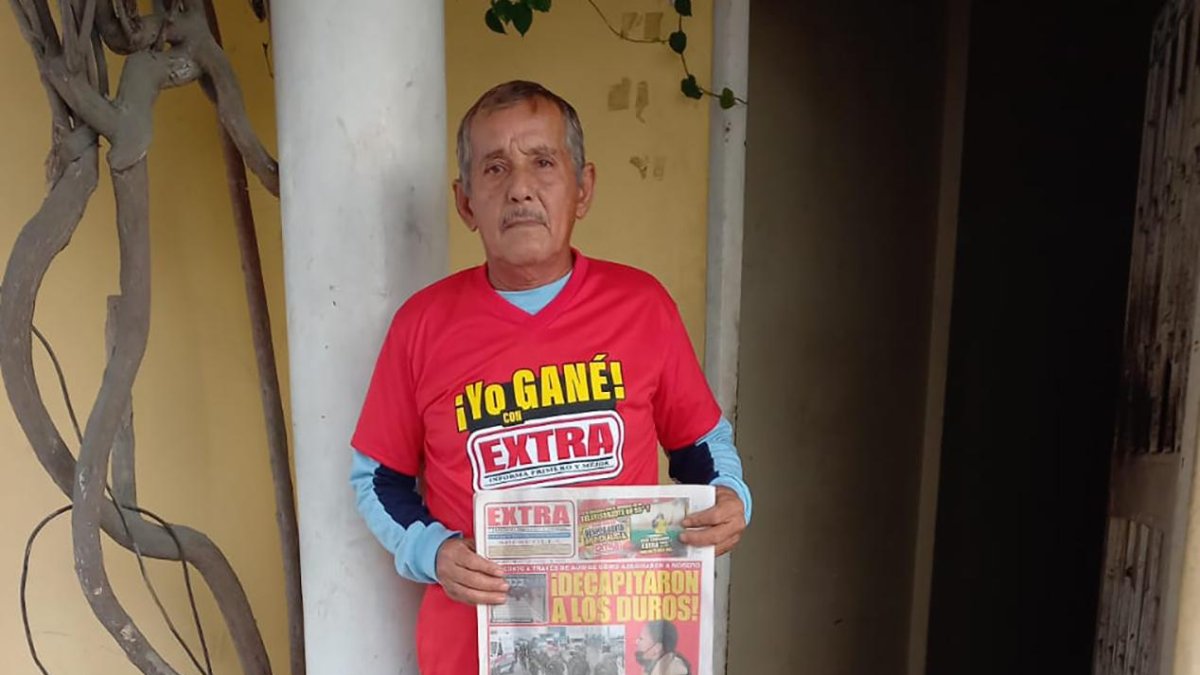 Claudio Vera posó junto a su parlante y lució su camiseta de ganador.