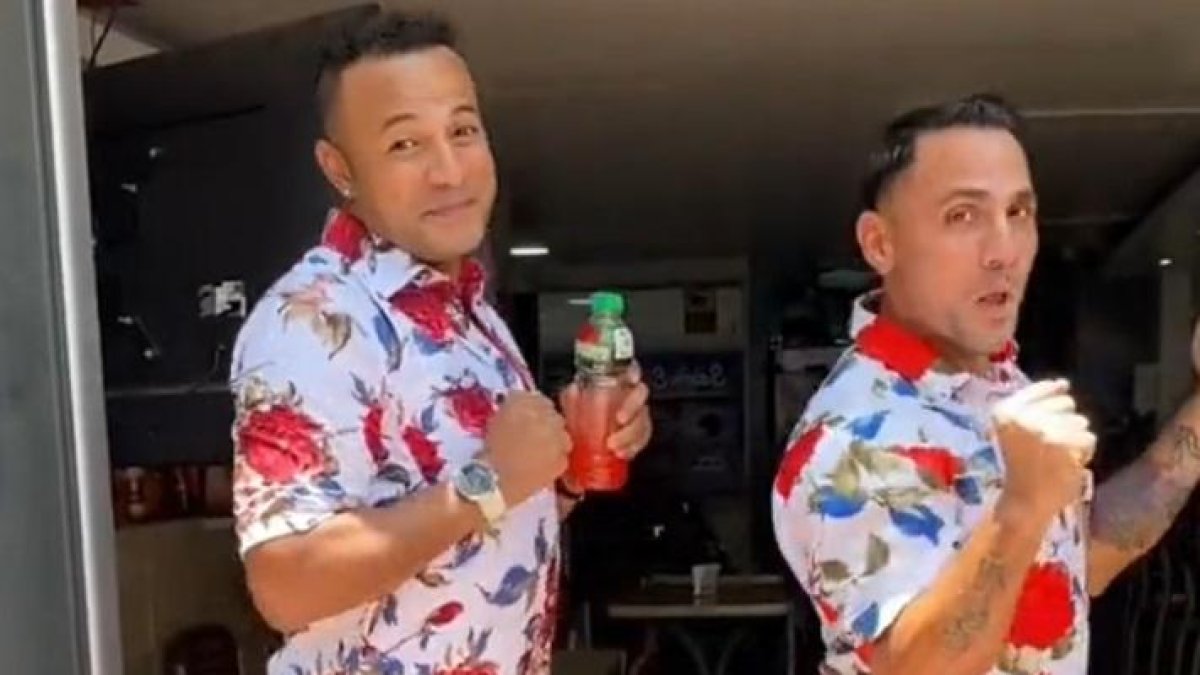 Pedro Quiñónez con Jonathan Sánchez, la Polilla, en el divertido video.