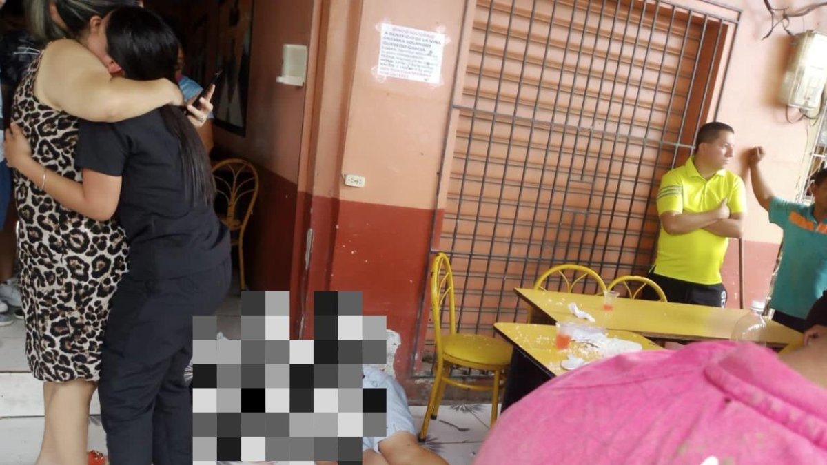 Dos mujeres lamentaban el fallecimiento del ex seleccionado.