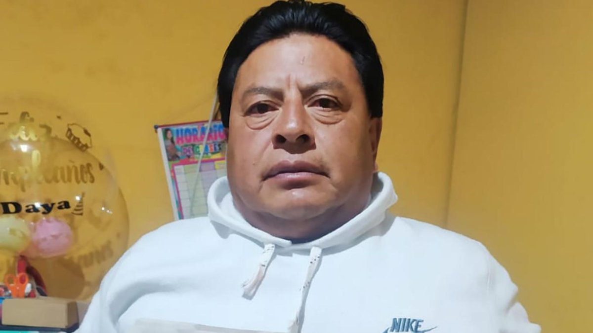 José Betún vende frutillas cerca de San Roque, centro de la capital.