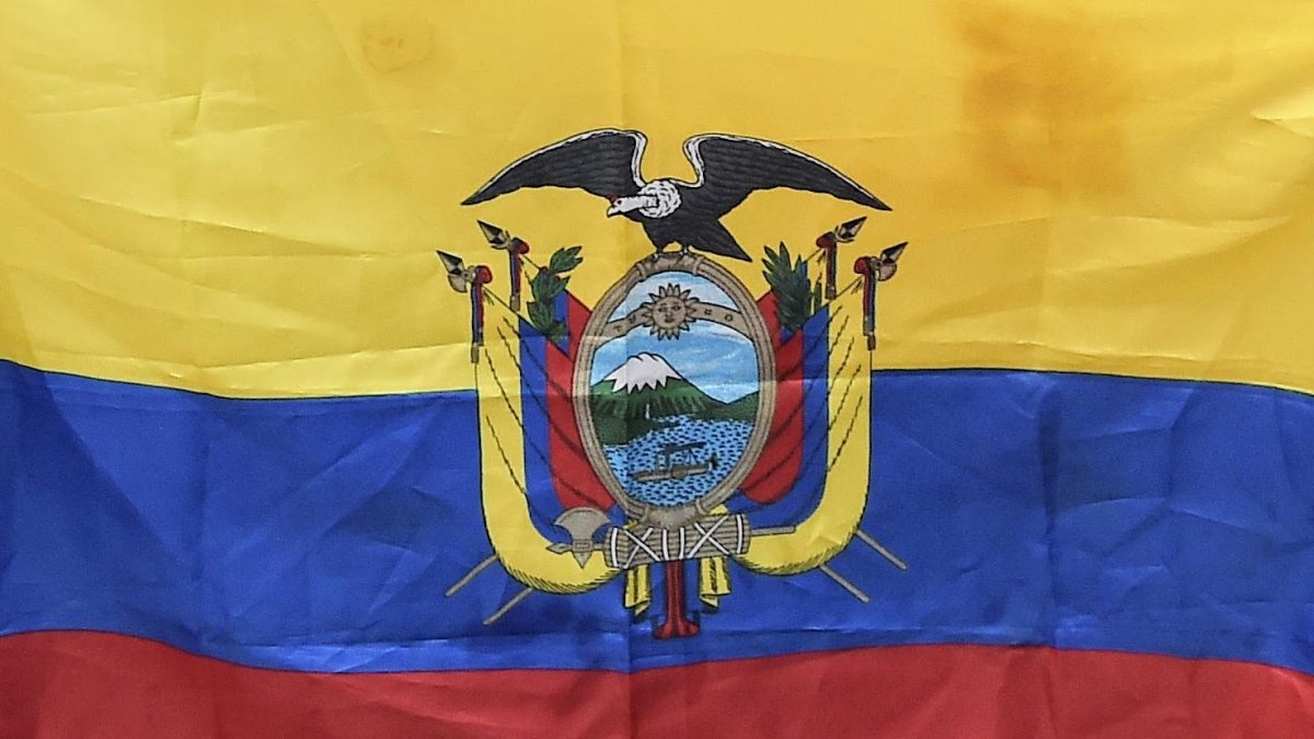 La bandera de Ecuador, consta de tres franjas: amarillo en la parte superior, azul en el medio y rojo en la parte inferior.