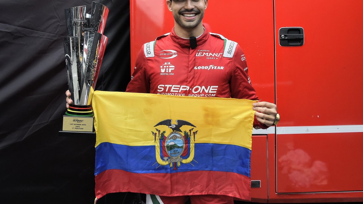 El piloto Juan Manuel Correa con la bandera de Ecuador y el trofeo tras ganar la última válida de la European Le Mans Series.
