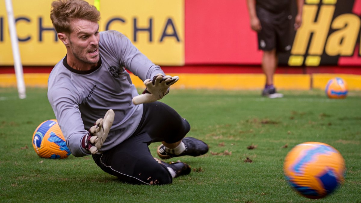 Javier Burrai, golero de Barcelona, espera obtener la nacionalidad ecuatoriana.