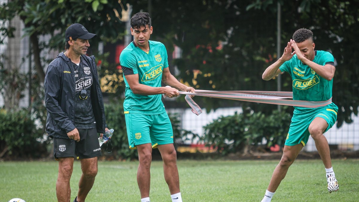 Como en los viejos tiempos, Fabián Bustos junto a Xavier Arreaga y Byron Castillo en el entrenamiento de Barcelona. Los tres regresaron.