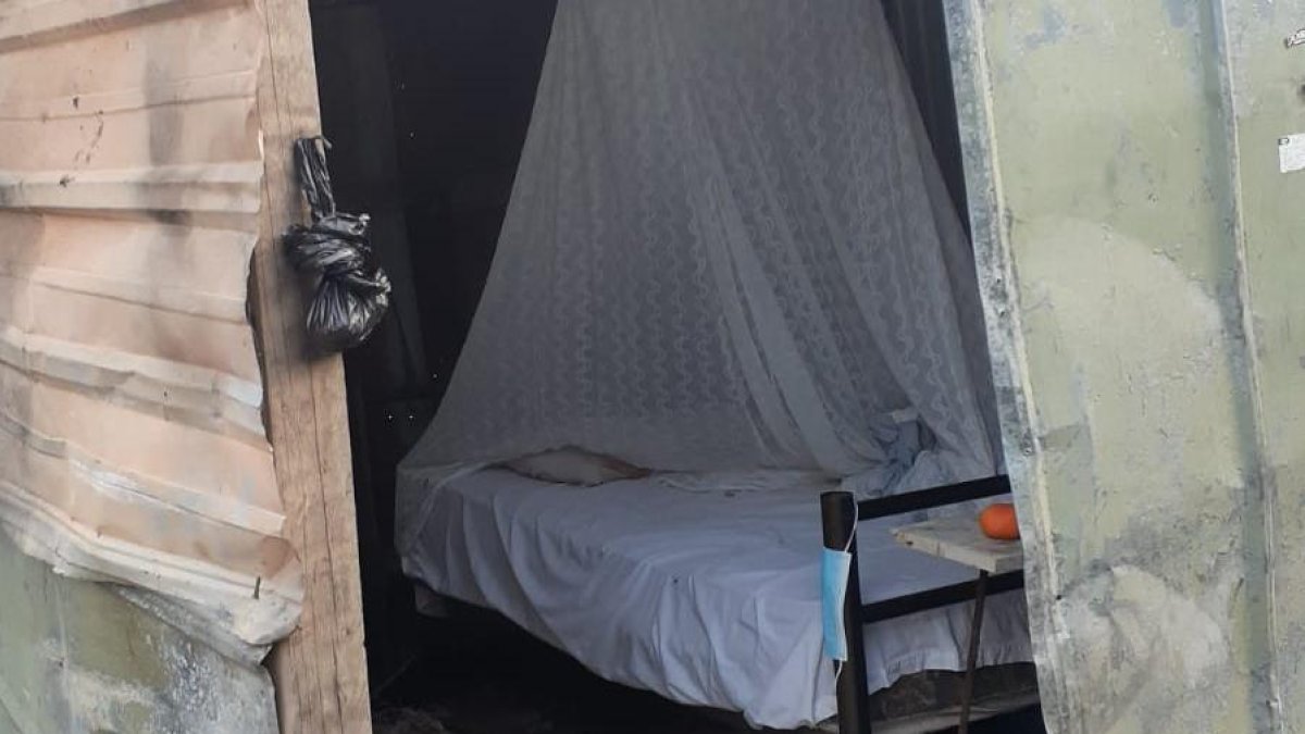 Unos vecinos le prestaron la cama para que pueda descansar en compañía de sus gatos.