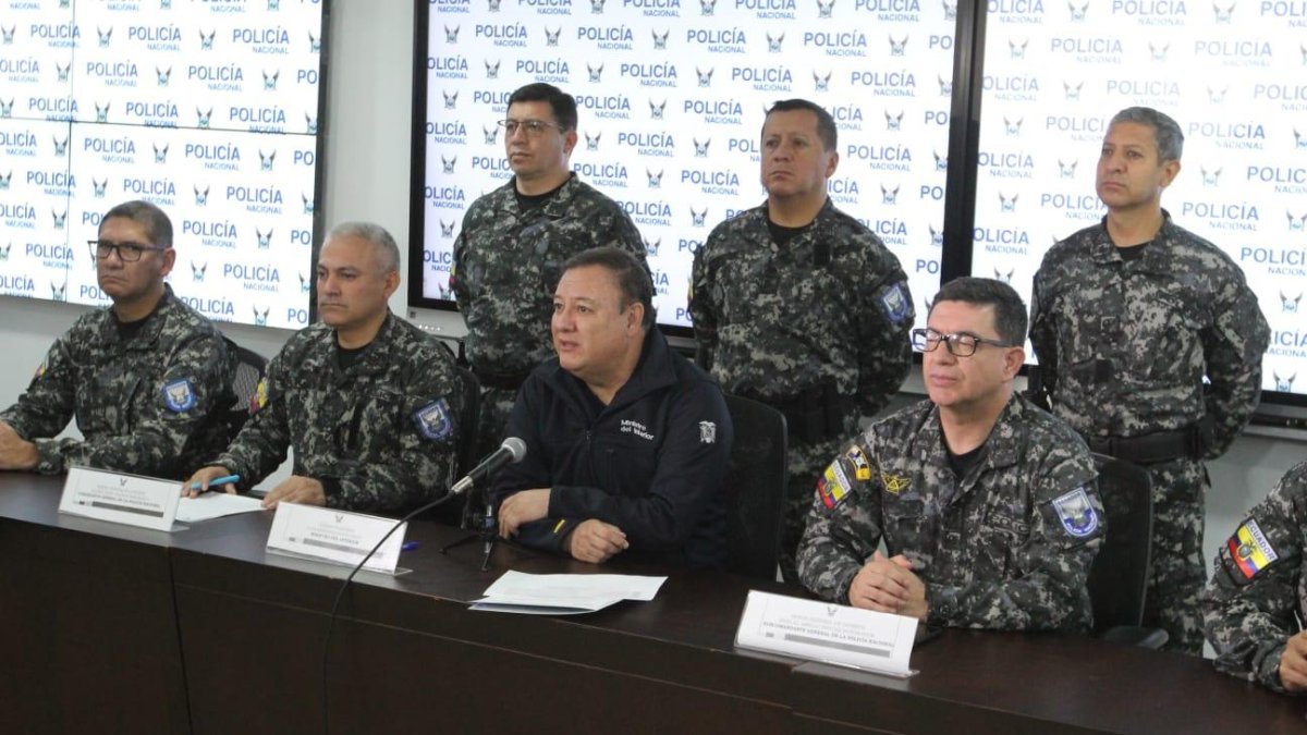Fausto Salinas, comandante General de Policía. Juan Zapata, Ministro del Interior y Juan Iñiguez, subcomanfante de policía, informaron sobre los hechos de violencia en la ciudad de Guayaquil donde perdieron la vida miembros de la institución.
