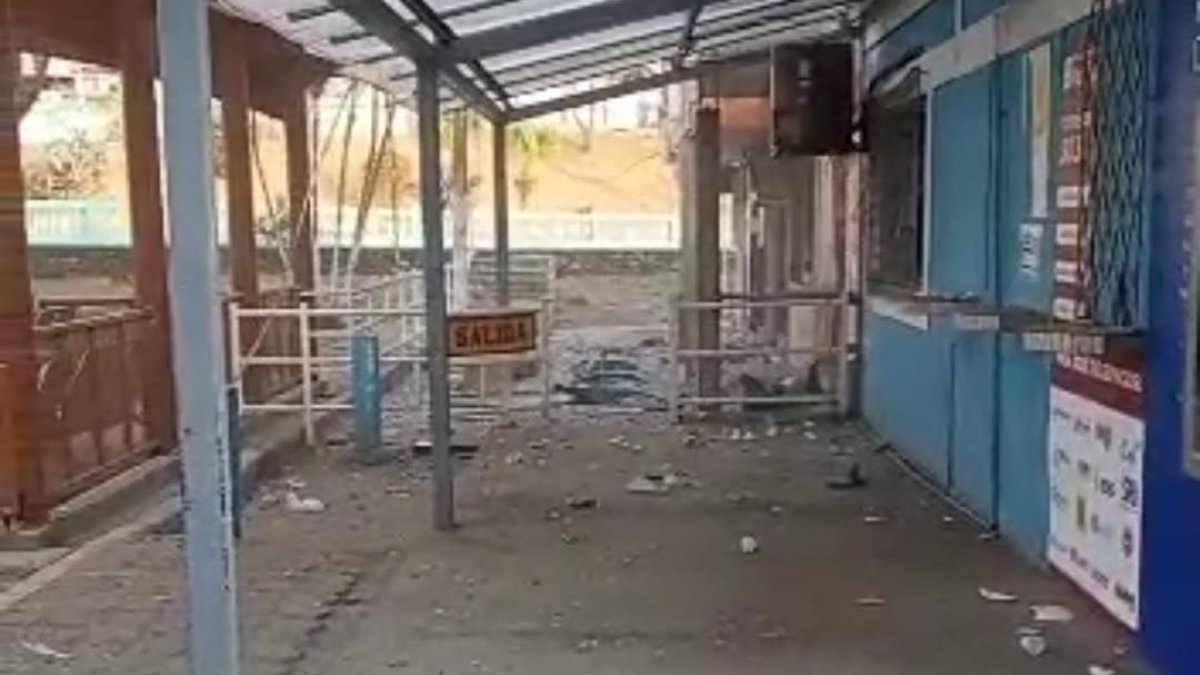 Así quedó el exterior del Municipio de Durán tras la explosión.