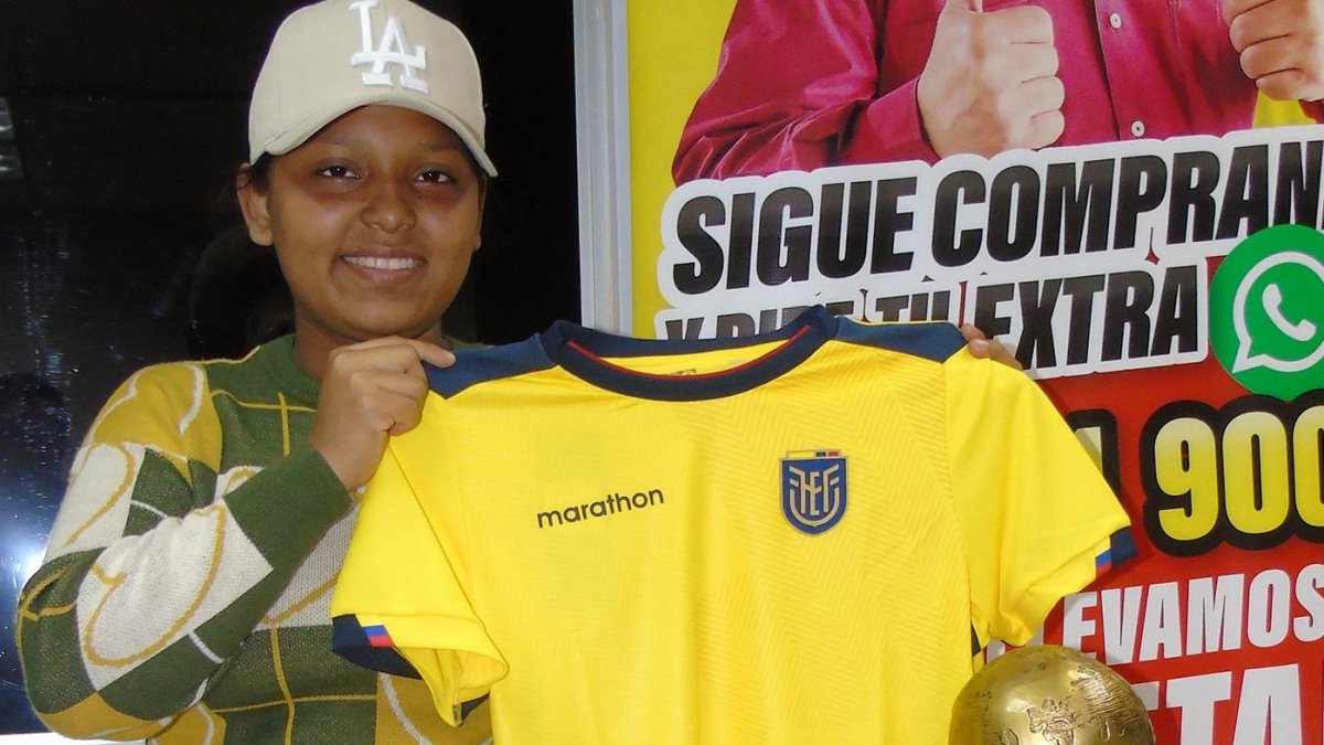 Leonela Piguave se llevó la camiseta de la Tri y posó con la copa como una campeona.